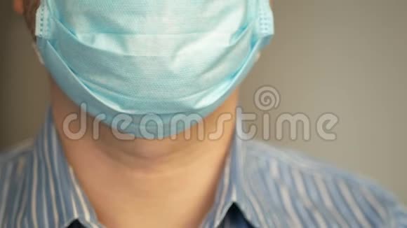 一个带着病毒的悲伤男人他脸上戴着防毒面具深呼吸呼吸急促视频的预览图