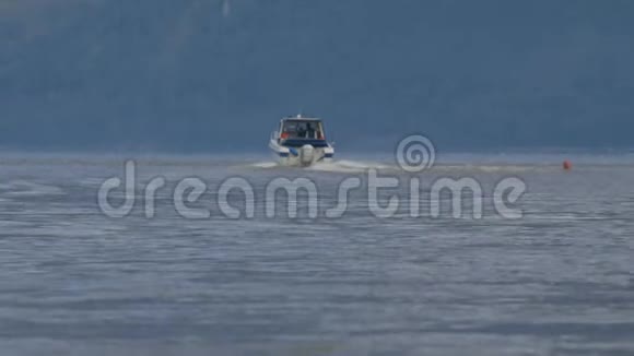 快速摩托艇一艘快艇在平静的湖水中奔驰视频的预览图