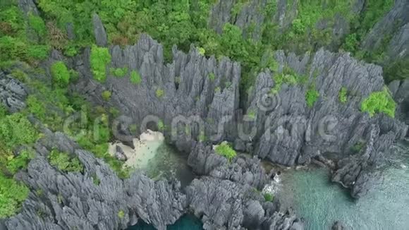 秘密海滩在巴拉望观光场所在菲律宾ElNido游览C海滨白沙滩清水绿松石水视频的预览图