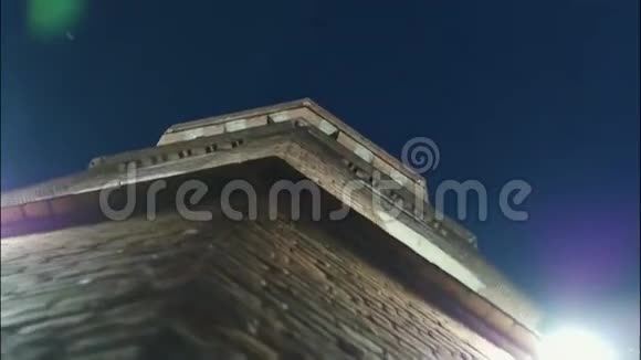 古老的砖塔在黑暗中旋转视频的预览图
