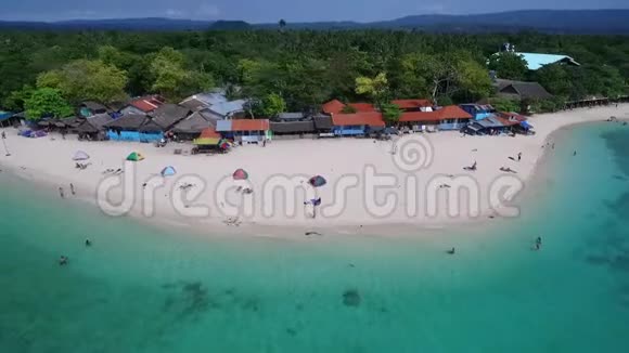 菲律宾宿务Moalboal白沙滩风景优美有海岸和人的背景视频的预览图