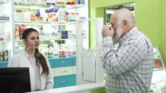 中年留胡子的人流鼻涕来到药房提供顾客用药的年轻女药师视频的预览图