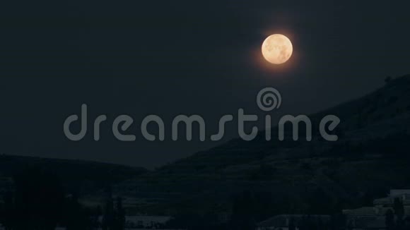 夜晚的满月在山上视频的预览图