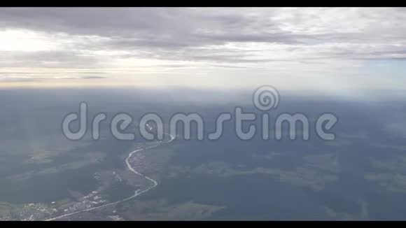 从飞机上俯瞰地球美丽的云层缓缓移动视频的预览图