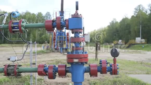 油田抽油原油井口连接油井和关闭控制阀设备交叉型视频的预览图