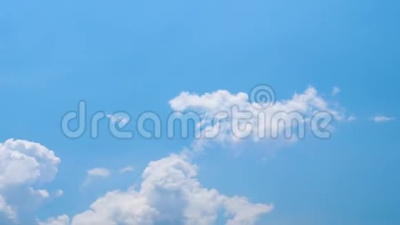 蓝天时间流逝背景下的云运动自然和全球环境云景和天空景观概念4K页视频视频的预览图