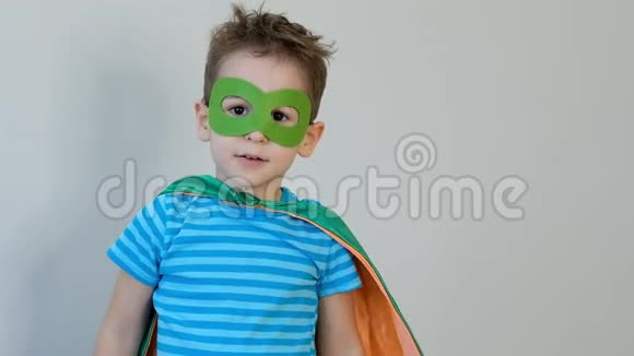 一个坚强自信的男孩穿着超级英雄服装看镜头的肖像成功的概念快乐的童年4k视频视频的预览图