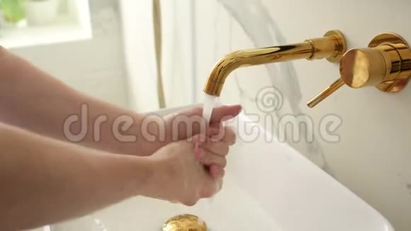 冠状病毒大流行预防用肥皂温水洗手手指勤洗视频的预览图
