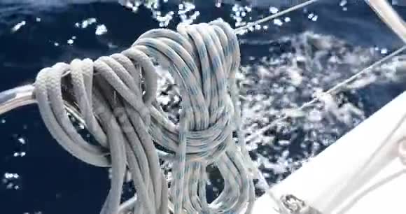 在阳光明媚的天气下帆船绳索桅杆上的滑轮和绳索游艇运动船舶设备海洋的近景视频的预览图