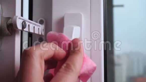 擦拭门把手离阳台消毒拿着一块带防腐剂的清洁布防病毒视频的预览图