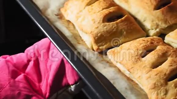 在烤箱里烤泡芙糕点和苹果文件特写烹饪自制蛋糕顶部视频的预览图