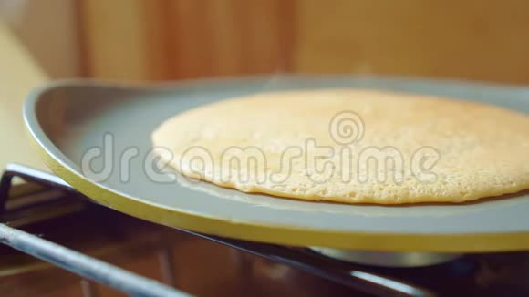 煎饼玉米饼比萨饼烤煎饼盘蒸汽来了快关门视频的预览图