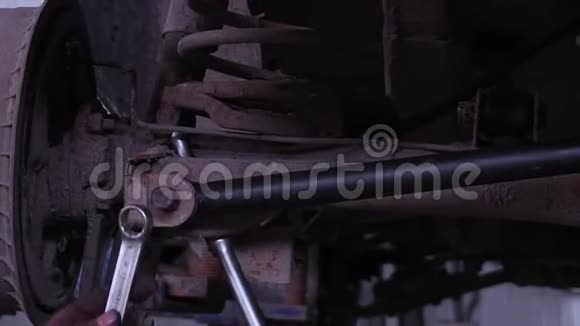 汽车修理工在汽车修理厂修理汽车发动机维修服务视频的预览图