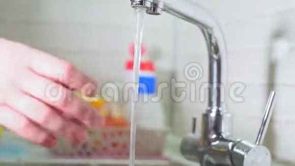 人用肥皂和水洗手像皇冠病毒这样的病毒清洁皮肤防止对抗视频的预览图