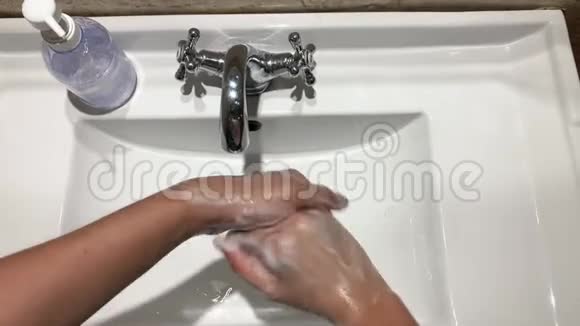 冠状病毒洗手液消毒凝胶用于清洁手卫生电晕病毒传播预防女人用酒精按摩视频的预览图