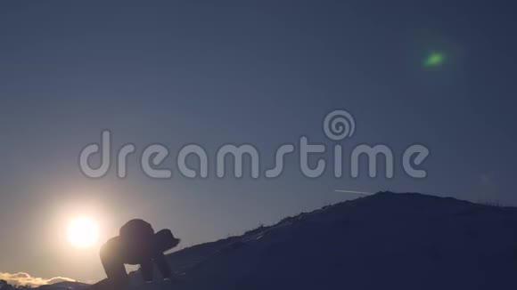 登山者慢慢爬上雪山旅行者走向胜利游客们在山顶上为胜利而欢欣鼓舞视频的预览图