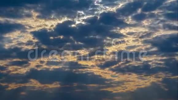 天空中的云雨背景美丽的天空明亮的阳光透过云层的阳光视频的预览图