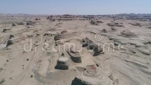 新疆克拉玛依世界恶魔之城沙岩沙漠鸟瞰图视频的预览图