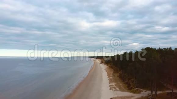 拉脱维亚波罗的海Apsuciems海滩空中回旋射击视频的预览图