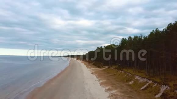 拉脱维亚波罗的海Apsuciems海滩空中回旋射击视频的预览图