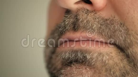 脸嘴唇的男人留着灰胡子超级宏观特写视频的预览图