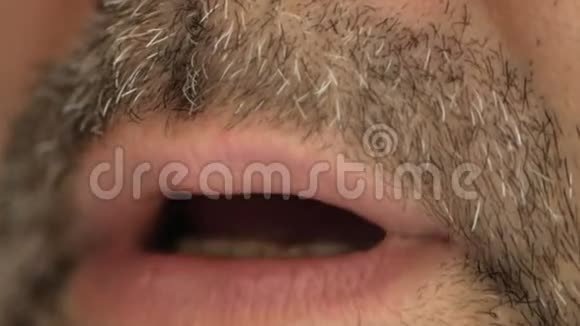 一个留着灰色胡须的人吞下了病毒冠状病毒covid19中的一粒药丸并做了一张痛苦的脸超级宏观特写视频的预览图