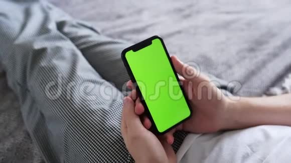 持有色度键绿色屏幕智能手机观看内容无需触摸或刷卡视频的预览图