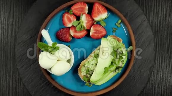 烤面包配鳄梨鳄梨草莓健康饮食近距离旋转360度视频的预览图