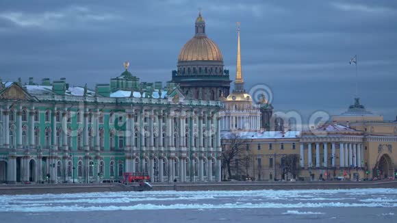 圣艾萨克大教堂夜灯和涅瓦河冰在圣彼得堡俄罗斯4k视频的预览图