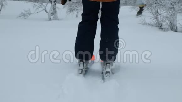 滑雪者在雪地上滑脚动作缓慢视频的预览图