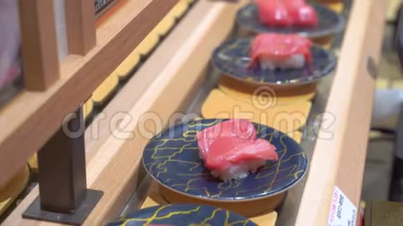 寿司铁路餐厅有旋转的日本餐盘和日本广告4k视频的预览图