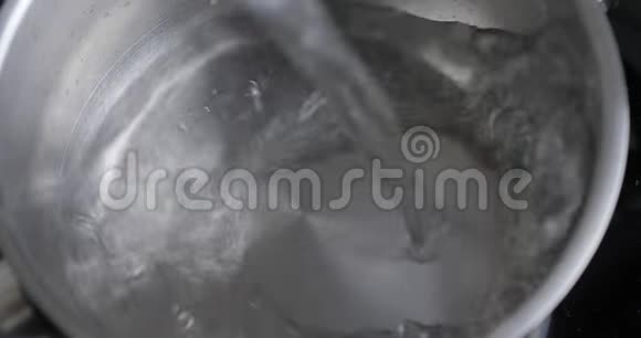 不锈钢厨房锅充满清洁水从水龙头从锅内的水龙头流出的水泼水视频的预览图