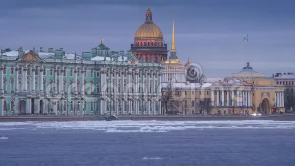 俄罗斯圣彼得堡圣以撒大教堂夜灯和涅瓦河冰的时间推移视频的预览图