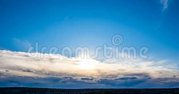 日落时高全景的空中场景美丽的云蓝色的天空太阳发光的云背景天空4K太阳视频的预览图