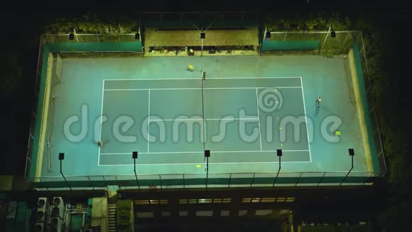 男子打网球鸟瞰中国上海视频的预览图