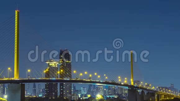 时间流逝泰国曼谷Rama9桥位置的ChaoPhraya河大桥夜间交通视频的预览图