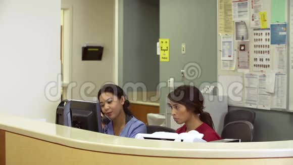 医护人员在繁忙护士站工作视频的预览图