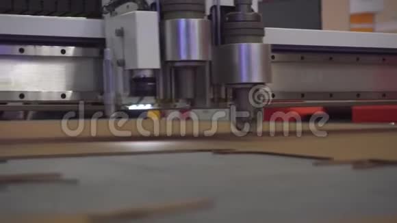 工业设备刀具折皱裁剪包装视频的预览图