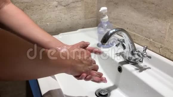 冠状病毒洗手液消毒凝胶用于清洁手卫生电晕病毒传播预防女人用酒精按摩视频的预览图