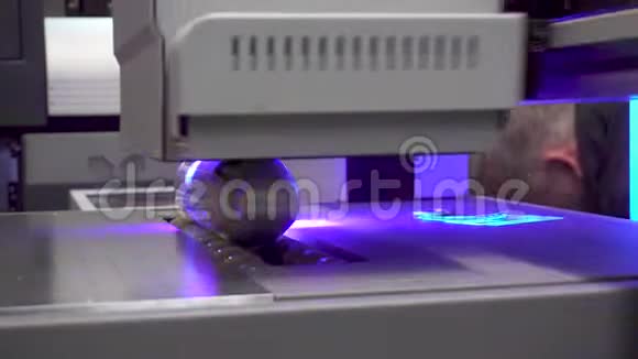 自动UV打印过程在瓶子上紫外线打印机在工作视频的预览图