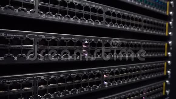 工作数据服务器的背面网络设备互联网集线器服务器室视频的预览图