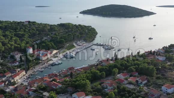 克罗地亚太阳落山时在索塔岛上的滨海马斯拉尼卡的鸟瞰图许多帆船橙色屋顶阳光视频的预览图