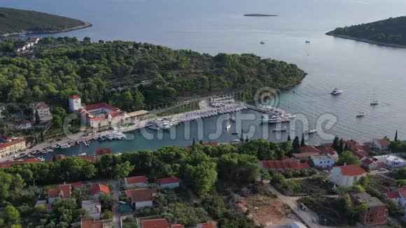 克罗地亚太阳落山时在索塔岛上的滨海马斯拉尼卡的鸟瞰图许多帆船橙色屋顶阳光视频的预览图