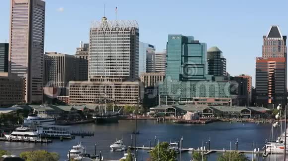 巴尔的摩内港鸟瞰图背景城市景观船渡轮和豪华游艇在前景马里兰六视频的预览图