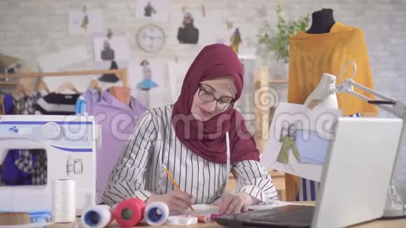 年轻的穆斯林女时装设计师在国家头巾绘制草图视频的预览图