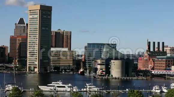 巴尔的摩内港鸟瞰图城市景观国家水族馆背景船渡轮和豪华游艇在视频的预览图