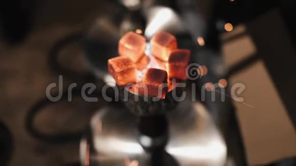 石沙钩红热煤人吹在煤上火花飞扬慢动作视频的预览图