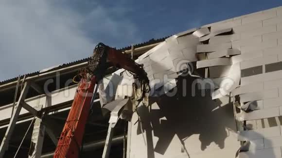 挖掘机拆毁于危险冰球场的正面视频的预览图