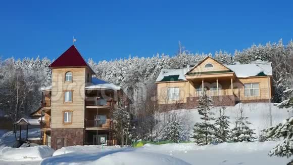 美丽的冬季景观与木制建筑在阳光明媚的霜天俄罗斯Khvalynsk2019年2月视频的预览图