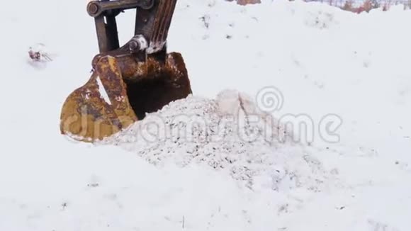 挖掘机用锈斗挖冻土安装电杆视频的预览图